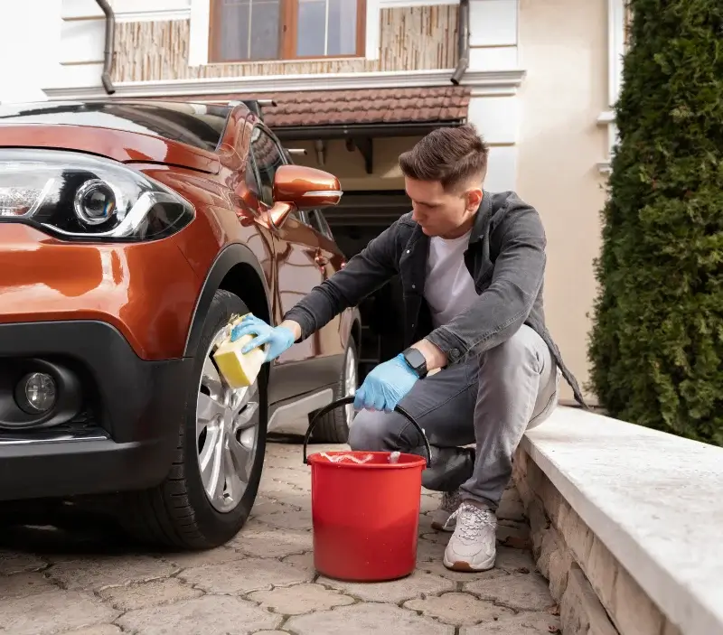 Lavage auto à domicile Cassagnes-Bégonhès : professionnel intervenant sur un véhicule